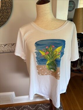 White Graphic Tee w Blue Background & Green Floral Vase Style and Co like new 2X